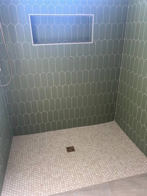 Fan tile shower with penny round floor